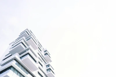 Modernes Gebäue mit spiegelnder Glasfassade