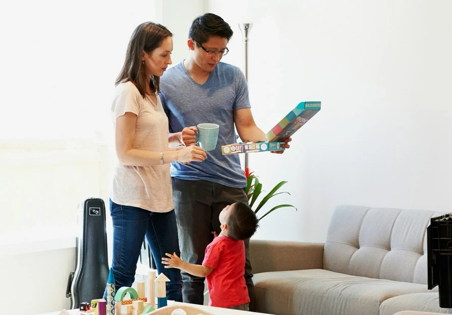 Eine Familie beim Einzug in ihre Wohnung